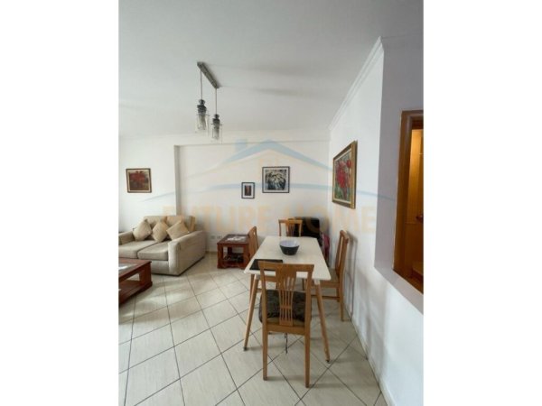 Tirane, jepet me qera apartament 1+1 Kati 6, 72 m² 400 € (KOMUNA PARISIT)