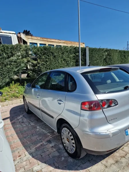 Tirane, shes makine Seat ibiza Nafte, gri metalizato manuale Klima 425.000 km 1.500 €