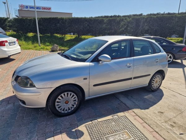 Tirane, shes makine Seat ibiza Nafte, gri metalizato manuale Klima 425.000 km 1.500 €