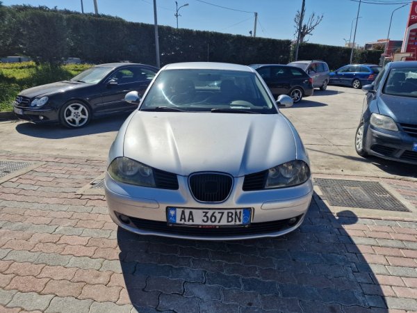 Tirane, shes makine Seat ibiza Nafte, gri metalizato manuale Klima 425.000 km 1.500 €