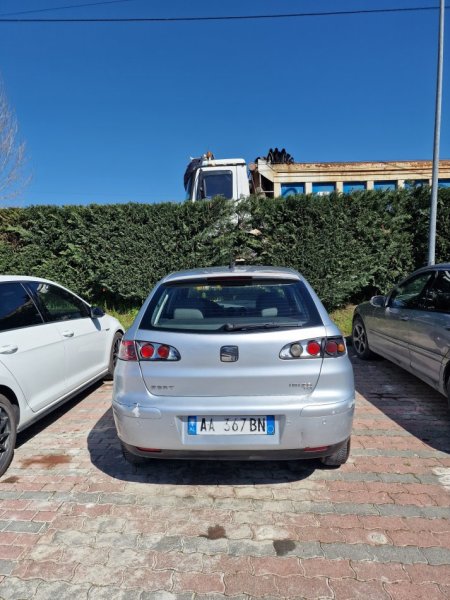 Tirane, shes makine Seat ibiza Nafte, gri metalizato manuale Klima 425.000 km 1.500 €