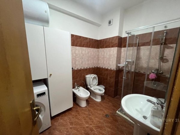 Tirane, jepet me qera 1+1 Kati 4, 71 m² 500 € (Mbikalimi i Kodres se Diellit, Kopshti Botanik Zoologjik)