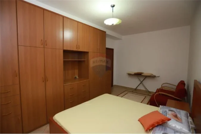 Tirane, jepet me qera apartament 1+1+Ballkon Kati 1, 70 m² 520 € (Komuna e Parisit)