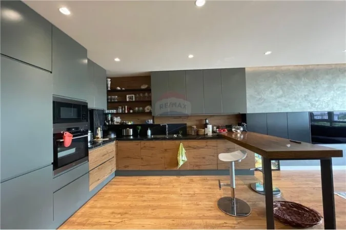 Tirane, shitet apartament 3+1 Kati 9, 137 m² 268.000 € (Vilat Gjermane)