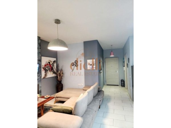 Tirane, jepet me qera apartament 1+1 , 600 € (Rruga Rrapo Hekali)