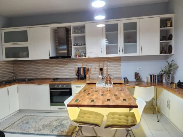 Tirane, jepet me qera apartament 1+1 , 600 € (Rruga Rrapo Hekali)