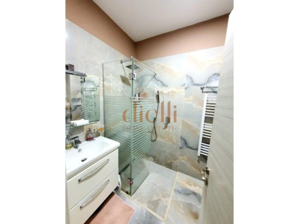 Tirane, jepet me qera apartament 1+1 , 600 € (Rruga Rrapo Hekali)