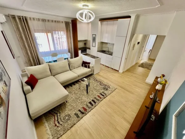 Tirane, jepet me qera apartament 2+1+Ballkon Kati 6, 100 m² 900 € (Blloku)