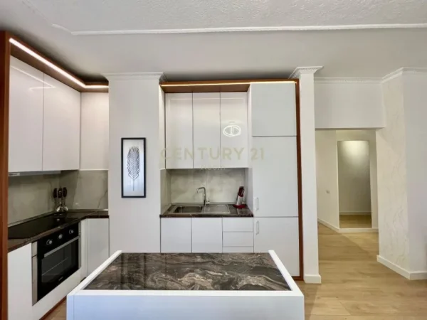 Tirane, jepet me qera apartament 2+1+Ballkon Kati 6, 100 m² 900 € (Blloku)