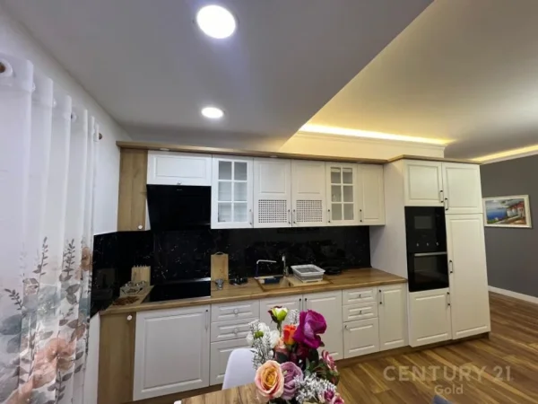 Tirane, jepet me qera apartament 1+1+Ballkon Kati 4, 70 m² 700 € (Blloku)