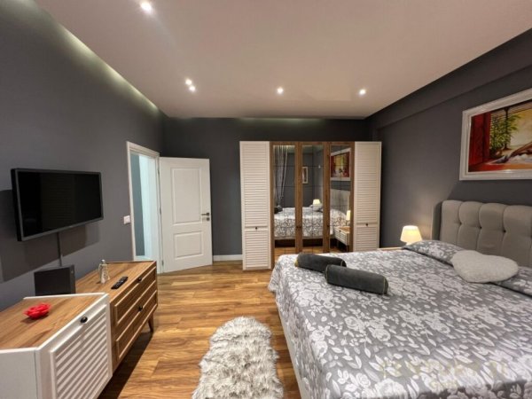 Tirane, jepet me qera apartament 1+1+Ballkon Kati 4, 70 m² 700 € (Blloku)