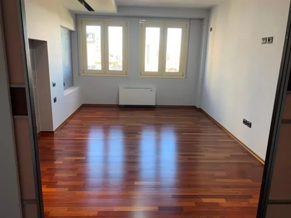 Tirane, jepet me qera ambjent biznesi Kati 3, 170 m² 1.400 € (Sheshi Wilson)
