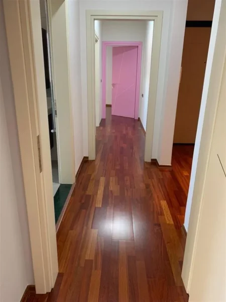 Tirane, jepet me qera ambjent biznesi Kati 3, 170 m² 1.400 € (Sheshi Wilson)