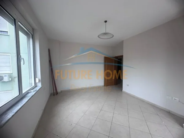 Tirane, jepet me qera Kati 3, 115 m² 800 € (Rruga e Kavajes)
