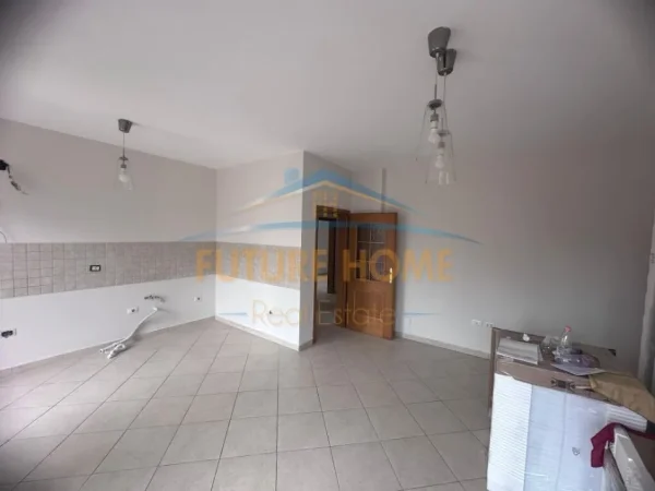 Tirane, jepet me qera Kati 3, 115 m² 800 € (Rruga e Kavajes)