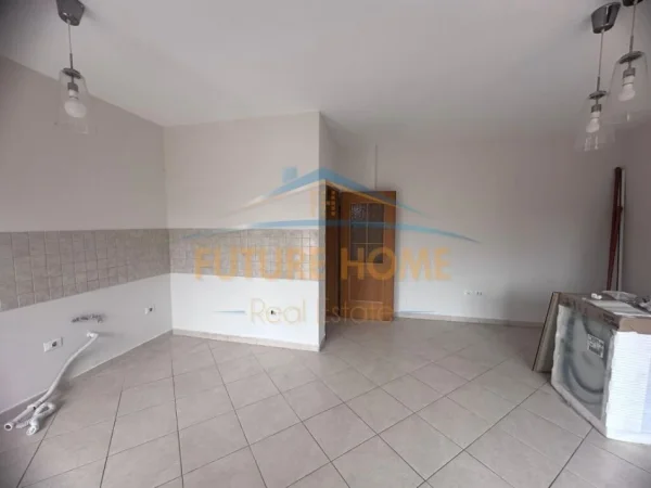 Tirane, jepet me qera Kati 3, 115 m² 800 € (Rruga e Kavajes)