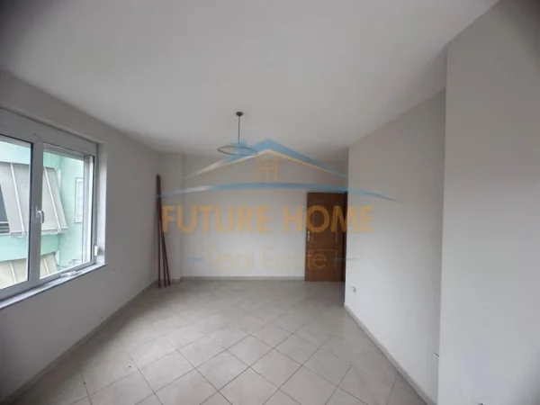 Tirane, jepet me qera Kati 3, 115 m² 800 € (Rruga e Kavajes)