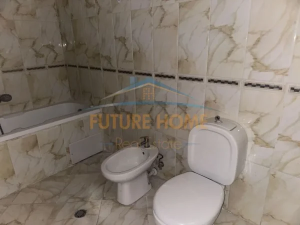 Tirane, jepet me qera Kati 3, 115 m² 800 € (Rruga e Kavajes)