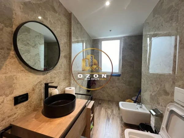 Ambient Biznesi Modern me qira pranë Gjykatës së Rrethit, Ish-Ekspozita në Qira 1050 €!