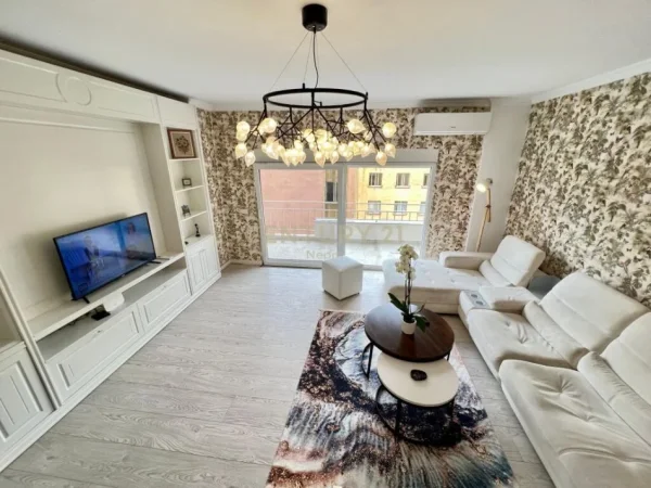Tirane, jepet me qera apartament 3+1+Aneks+Ballkon Kati 2, 150 m² 1.500 € (Ambasada Amerikane)