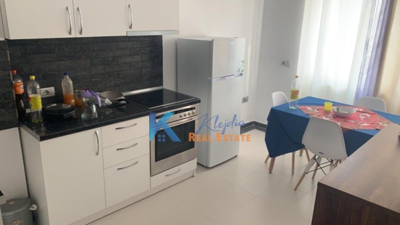 Tirane, jepet me qera apartament 2+1 Kati 2, 100 m² (Brryli, afer Tirana Bank)