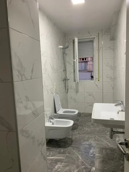 Tirane, jepet me qera apartament duplex Dublex Kati 4, 150 m² 400 € 