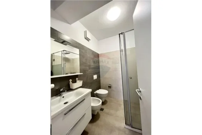 Tirane, jepet me qera apartament 2+1+Ballkon Kati 6, 118 m² 1.100 € (Kompleksi Delijorgji)