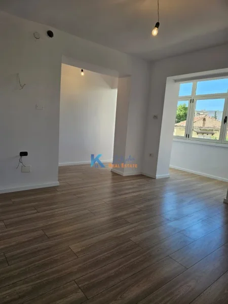 Tirane, shes apartament 1+1+Ballkon Kati 3, 53 m² 110.000 € (afer Xhamise se Tabakeve)