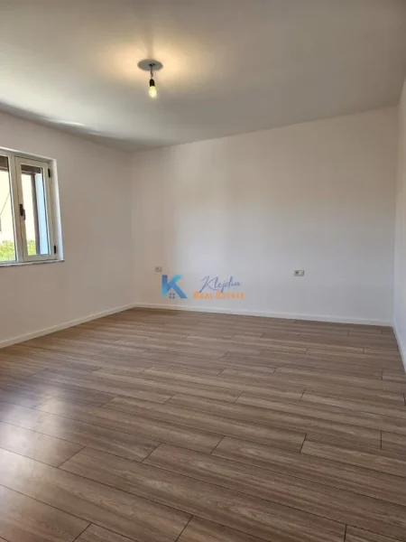 Tirane, shes apartament 1+1+Ballkon Kati 3, 53 m² 110.000 € (afer Xhamise se Tabakeve)