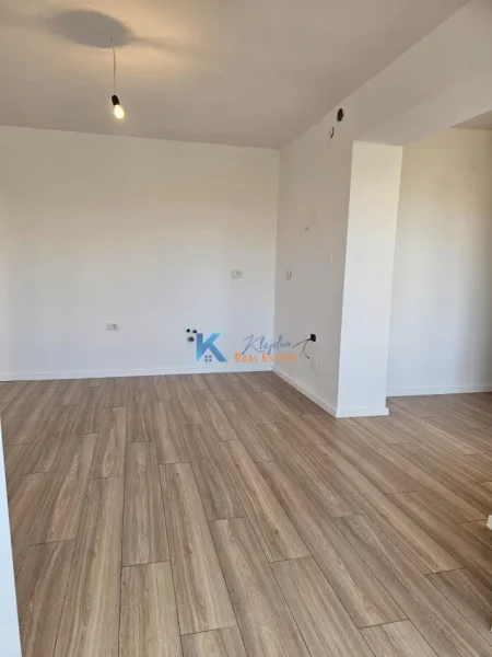 Tirane, shes apartament 1+1+Ballkon Kati 3, 53 m² 110.000 € (afer Xhamise se Tabakeve)