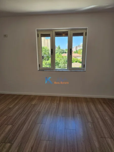 Tirane, shes apartament 1+1+Ballkon Kati 3, 53 m² 110.000 € (afer Xhamise se Tabakeve)