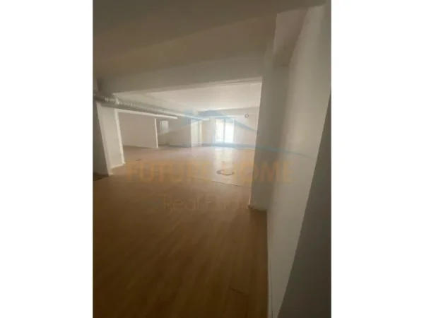 Tirane, jepet me qera ambjent biznesi Kati 0, 466 m² 3.000 € (Zogu i Zi)