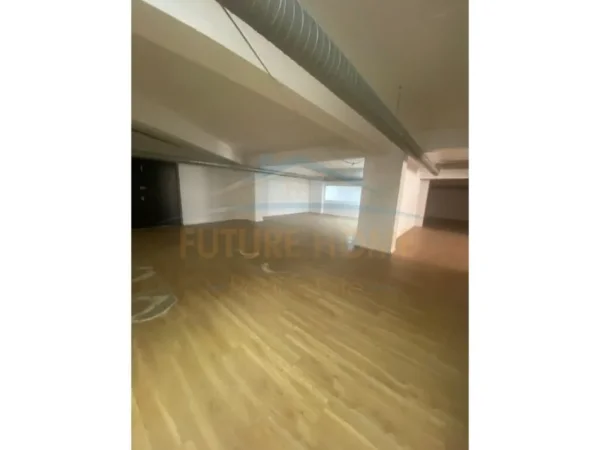 Tirane, jepet me qera ambjent biznesi Kati 0, 466 m² 3.000 € (Zogu i Zi)