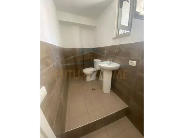 Tirane, jepet me qera ambjent biznesi Kati 0, 466 m² 3.000 € (Zogu i Zi)