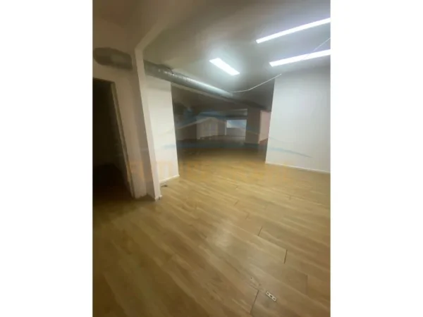 Tirane, jepet me qera ambjent biznesi Kati 0, 466 m² 3.000 € (Zogu i Zi)