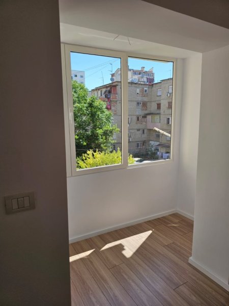 Shitet apartament 1+1 te Xhamia e Tabakeve e investuar Kati 3, 44 m² 102.000 € Rruga e Elbasanit )