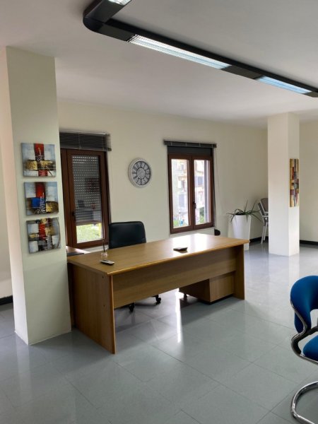Tirane, jepet me qera zyre Kati 3, 100 m² 1.000 € (Rruga E Elbasanit)