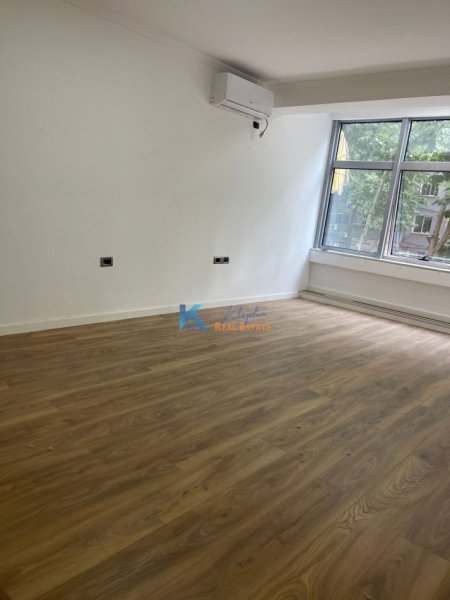 Tirane, jepet me qera zyre Kati 1, 80 m² 700 € (Rruga e Kavajes, afer Poliklinikes nr.9)