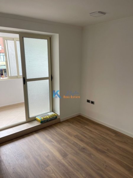 Tirane, jepet me qera zyre Kati 1, 80 m² 700 € (Rruga e Kavajes, afer Poliklinikes nr.9)