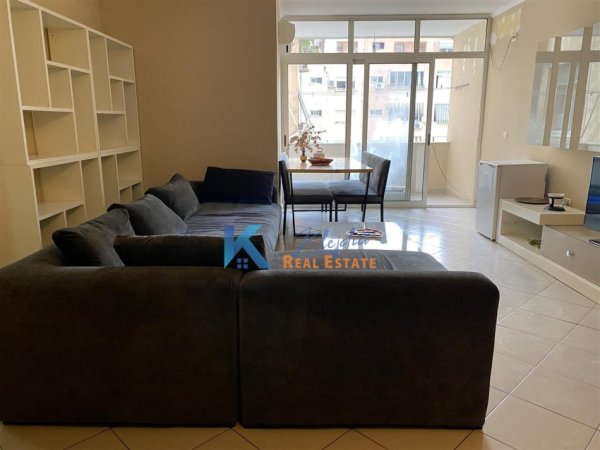 Tirane, jepet me qera apartament 2+1 Kati 8, 105 m² (Komuna e Parisit, afer bankes Credins)