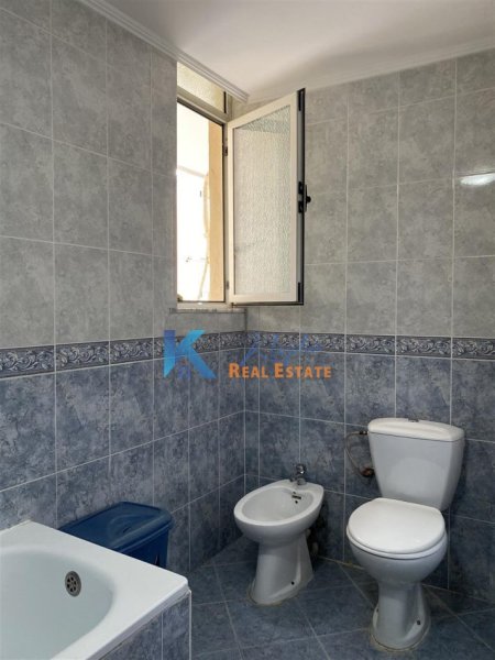 Tirane, jepet me qera apartament 2+1 Kati 8, 105 m² (Komuna e Parisit, afer bankes Credins)