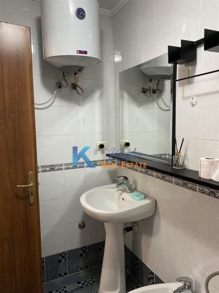 Tirane, jepet me qera apartament 2+1 Kati 8, 105 m² (Komuna e Parisit, afer bankes Credins)