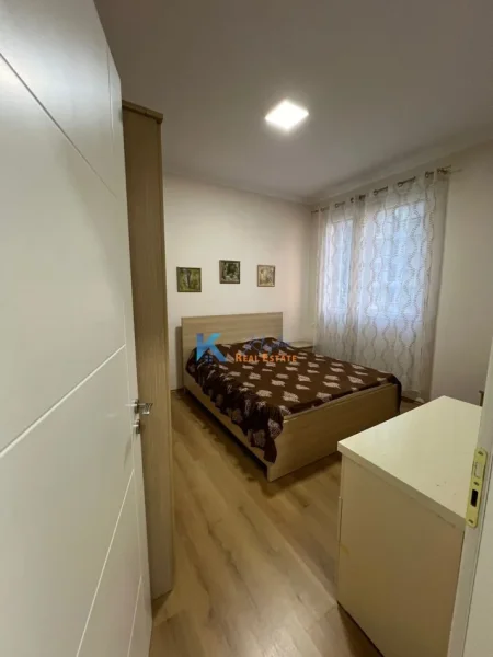Tirane, jepet me qera apartament 2+1 Kati 3, 85 m² 600 € (Fusha e Avaicionit, afer shkolles Dhora Leka)