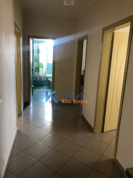 Tirane, jepet me qera apartament 2+1 Kati 7, 108 m² 550 € (Ura e Nisharakut, pas kompleksit Square21)