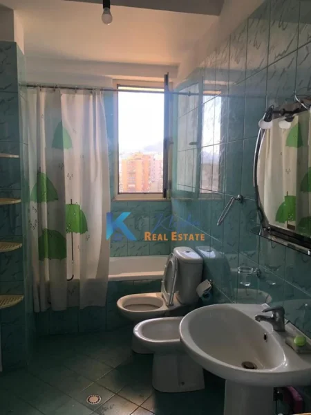 Tirane, jepet me qera apartament 2+1 Kati 7, 108 m² 550 € (Ura e Nisharakut, pas kompleksit Square21)