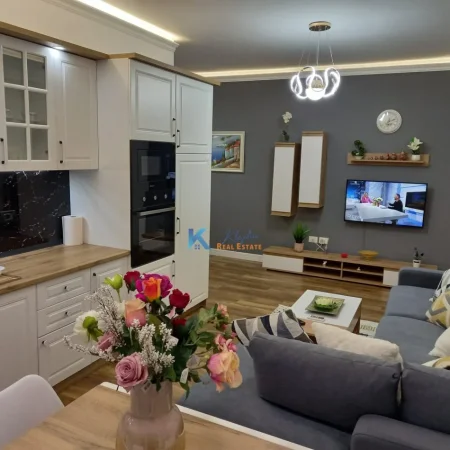 Tirane, jepet me qera apartament 1+1 Kati 3, 70 m² (Bllok, afer shkolles Deshmoret e Lirise)