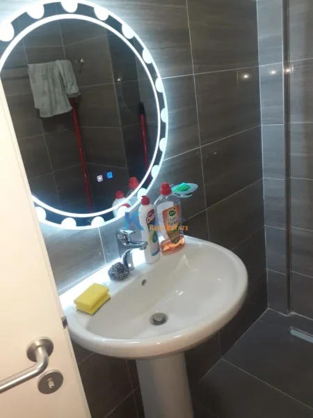 Tirane, jepet me qera apartament 2+1 Kati 1, 94 m² 600 € (Kodra e Diellit, kompleksi Kurora e Kopshtit Botanik)