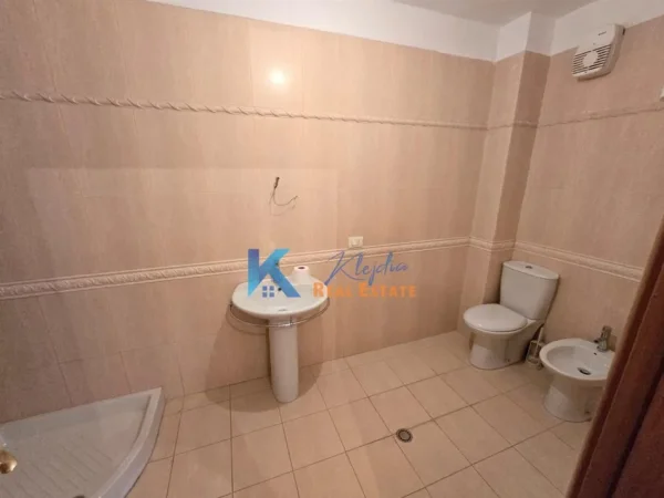 Tirane, jepet me qera apartament 2+1 Kati 3, 100 m² 750 € (Pazari i Ri, rruga Beqir Luga)
