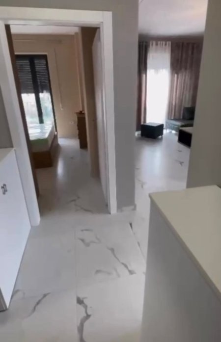 Tirane, jepet me qera apartament 1+1+Ballkon Kati 3, 70 m² 400 € (Porcelan , Rruga Xhanfize Keko , prane uet)