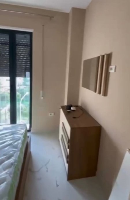 Tirane, jepet me qera apartament 1+1+Ballkon Kati 3, 70 m² 400 € (Porcelan , Rruga Xhanfize Keko , prane uet)